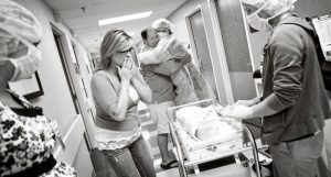 Emotional Photos of Grandparents Seeing Their Grandchildren For The First Time