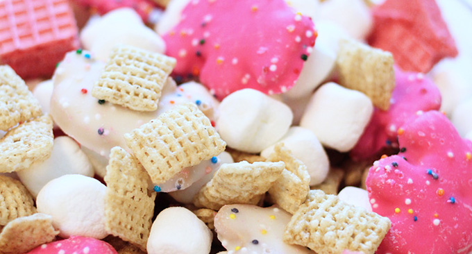 This easy-to-make Animal Cookie Snack Mix is a great snack for kids to help make in the kitchen! | Fun treat for kids or for a birthday party.
