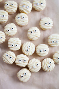 Mummy macaroons for Halloween